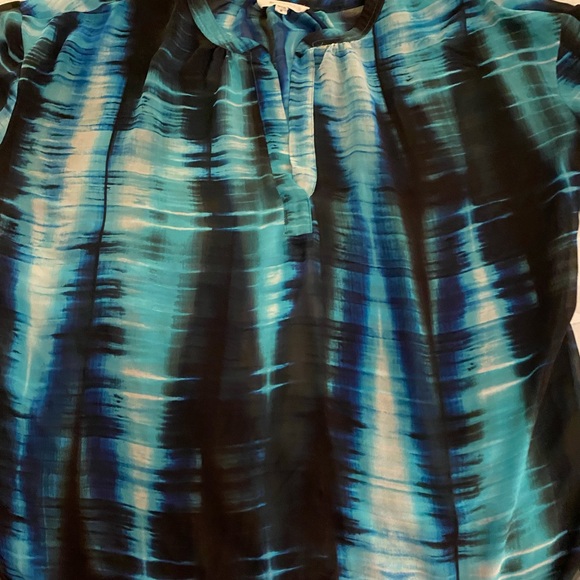 Gorgeous Vince Camuto Tie-Die Blouse - Picture 6 of 7